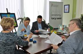 Pokaż zdjęcie: W imieniu Fundacji HEROS umowy podpisali Kamil Skowron Prezes Zarządu i Ewelina Skowron Wiceprezes Zarządu