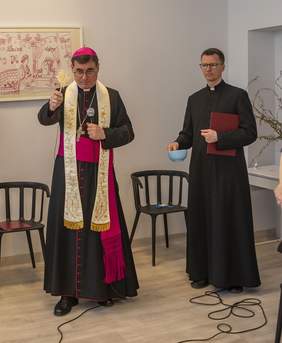 Pokaż zdjęcie: poświęcenie nowego ŚDS przez księdza biskupa archidiecezji łódzkiej Marka Marczaka