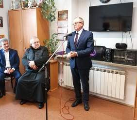 Pokaż zdjęcie: Dyrektor Oddziału Świętokrzyskiego PFRON Andrzej Michalski gratuluje beneficjentom 